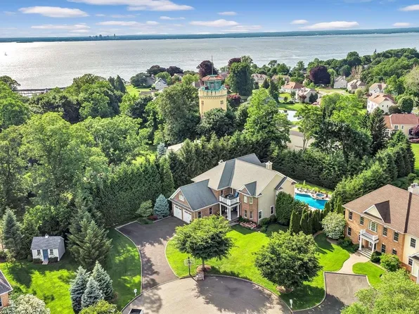 5 Sunview Court, Glen Cove, NY 11542