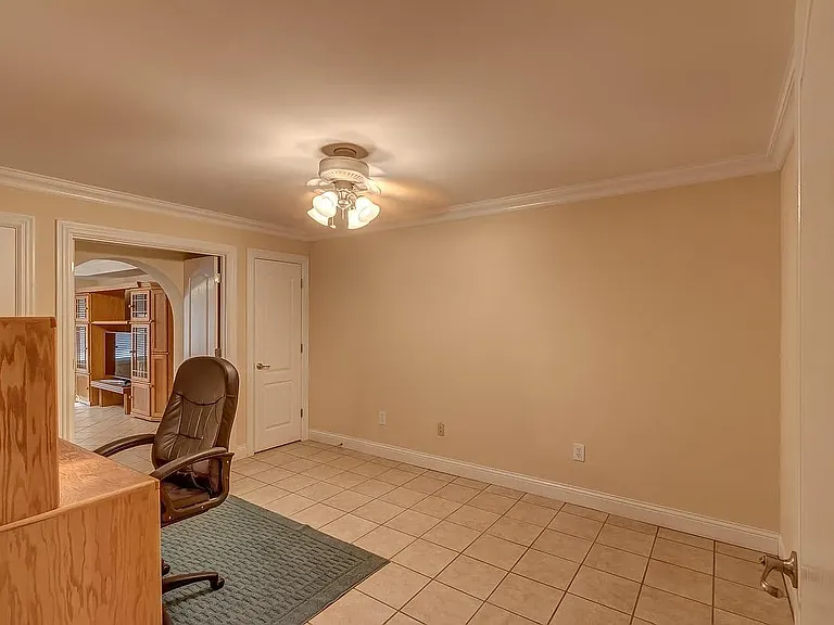 909 Village Green Ave — Photo 30