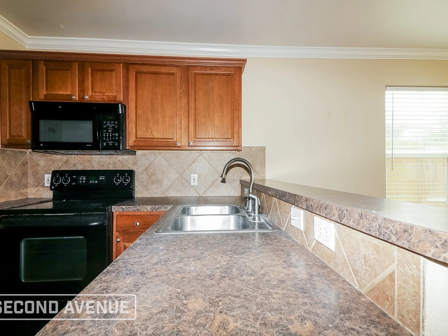 4 bed, 2.5 bath, 2484 sqft, $2,250 — Photo 3