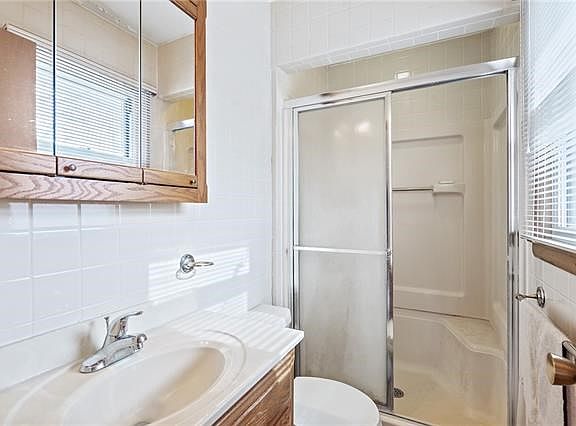 5th image of 2123 Saint John Ave