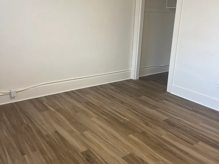 1237 Commerce Ave #10 — Photo 9