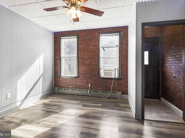 3218 E Thompson St — Photo 2