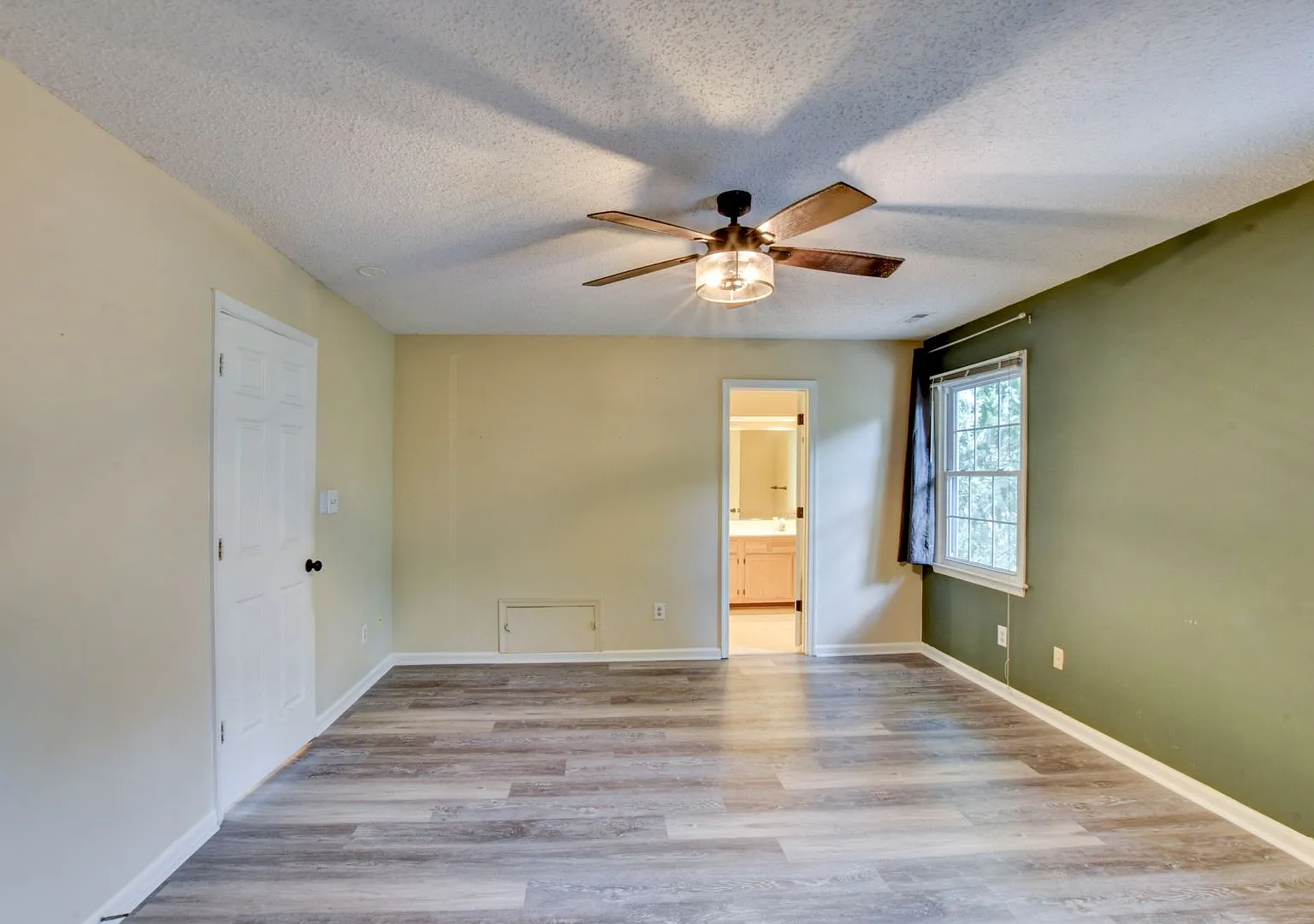 3 Bedroom Home in Willow Point — Photo 4