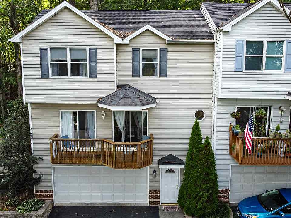 1st image of 904 Camelot Ln