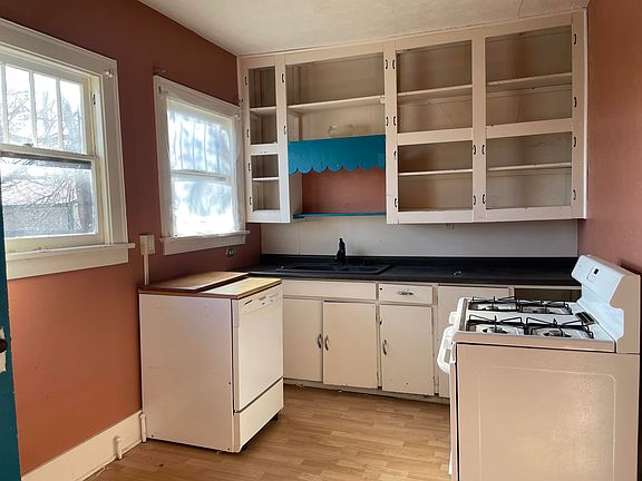 5th image of 520 E 12th St.
