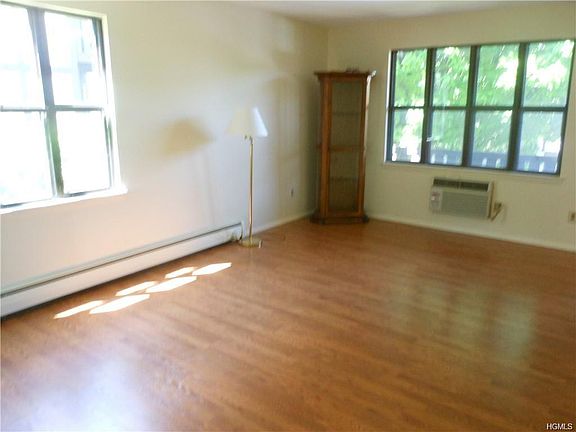 4th image of 933 Sierra Vista Ln