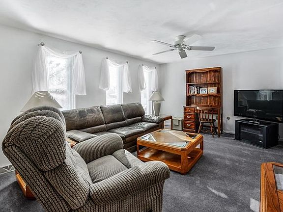 3rd image of 15 Carlisle Dr