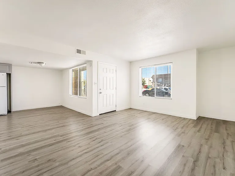 5303 Del Gado Dr — Photo 6