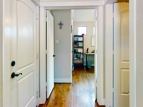3rd image of 934 W 22nd St Unit C