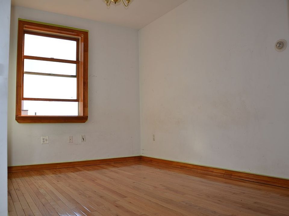 2nd image of 724 Leonard St #C