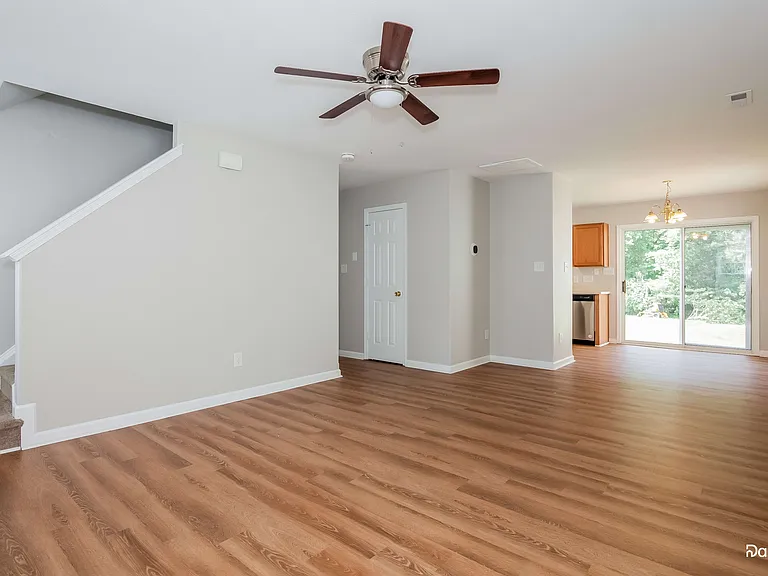 10409 Hugue Way — Photo 6