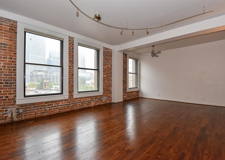 Absolutely spectacular Downtown skyline views from this 2/2 at historic Bayou Lofts. Imagine waking up to this view in the morning, or seeing the glow of it from the lights at night! All windows are operable to enjoy these cool fall temperatures. Inc