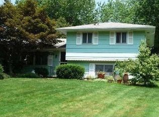 3 Woodcrest Cir, Fairport, NY 14450