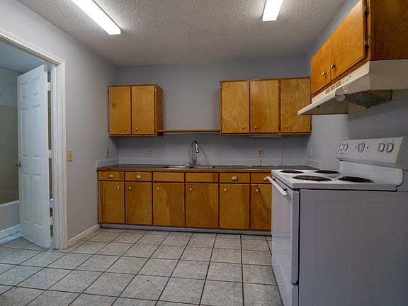 2nd image of 802 Gifford St