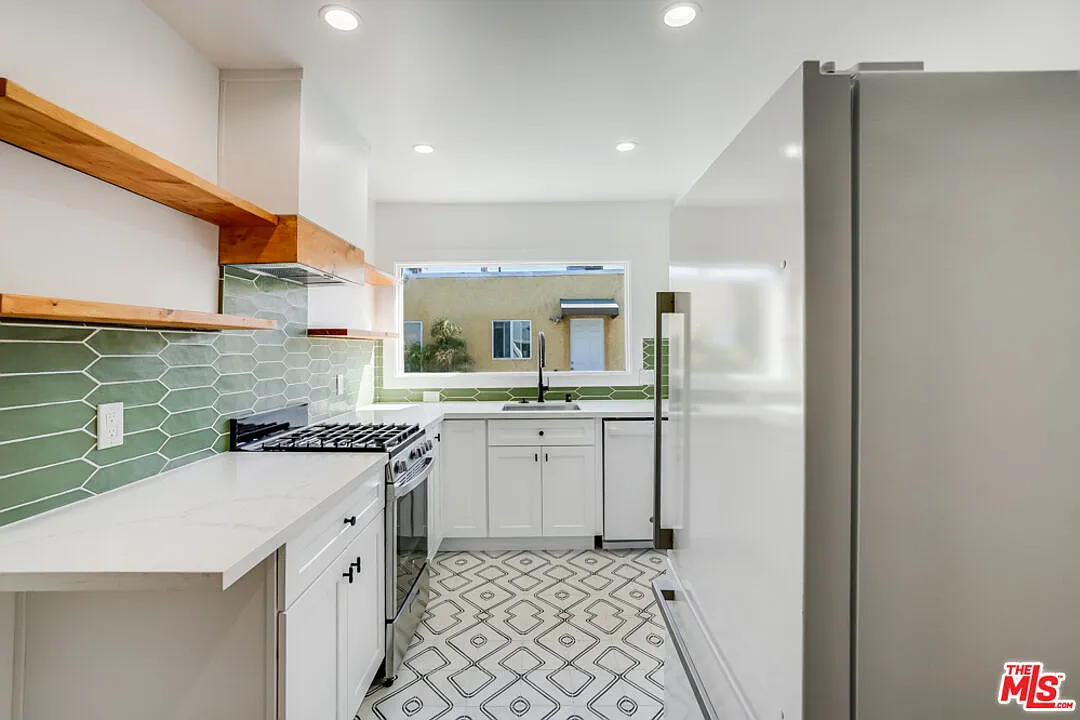 2 bed, 1.0 bath, 900 sqft, $3,750 — Photo 2