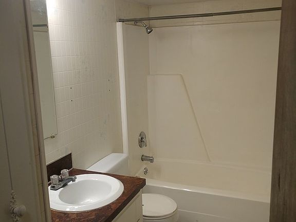 3rd image of 1375 Kendall St SE