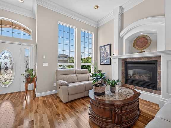4th image of 975 Regent Cres