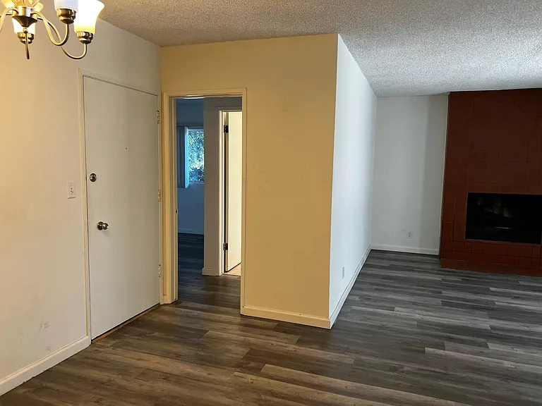 1730 Barry Ave — Photo 5