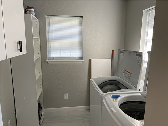 5th image of 417 E Lowell Ave