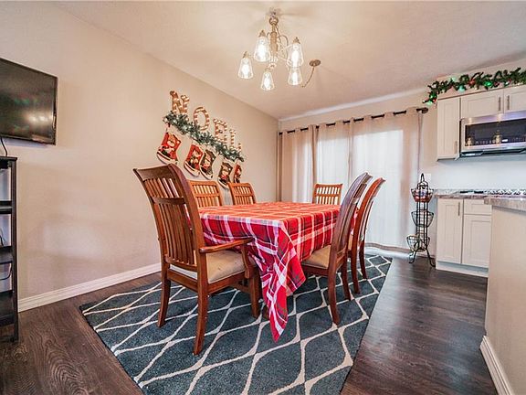 5th image of 26920 Oxford Park Ln