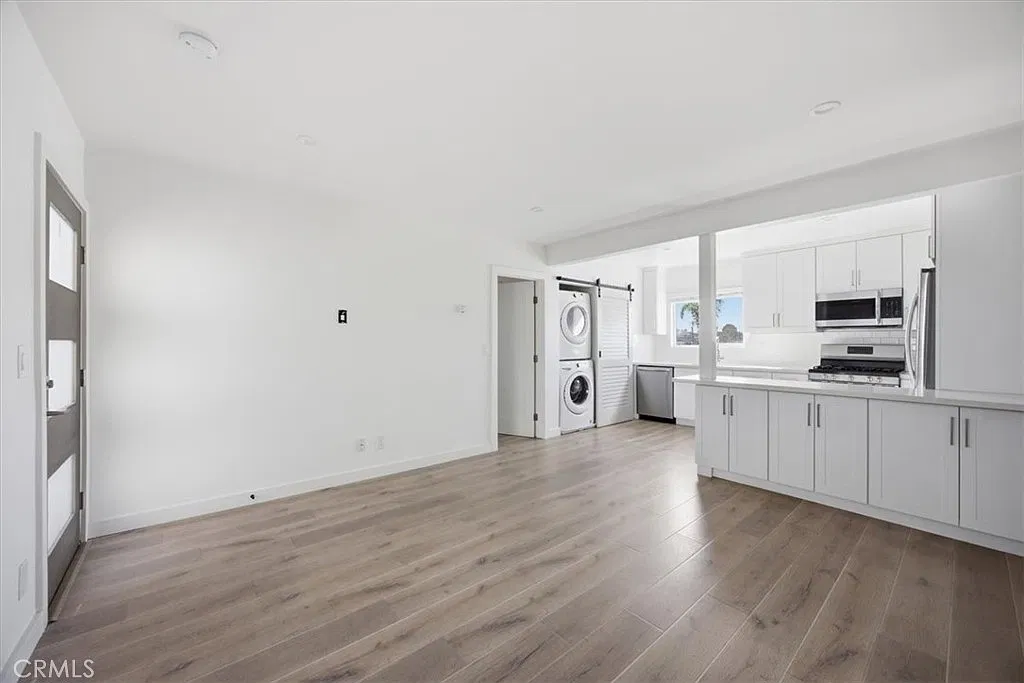 2 bed, 792 sqft, $4,050 — Photo 2