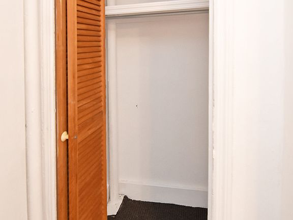 4th image of 526 E 6th St APT 16
