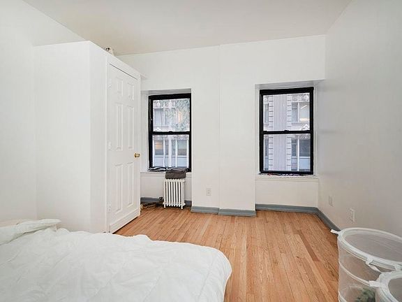 2nd image of 41 E 41st St