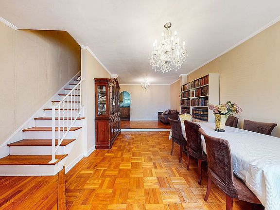 4th image of 2983 Avenue