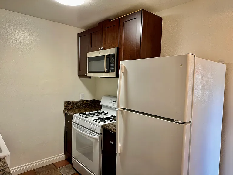 260 Lloyd St #2 — Photo 4