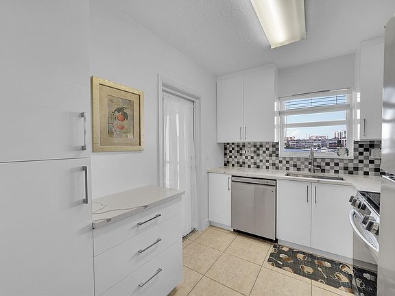 4th image of 300 Golden Isles Drive #206