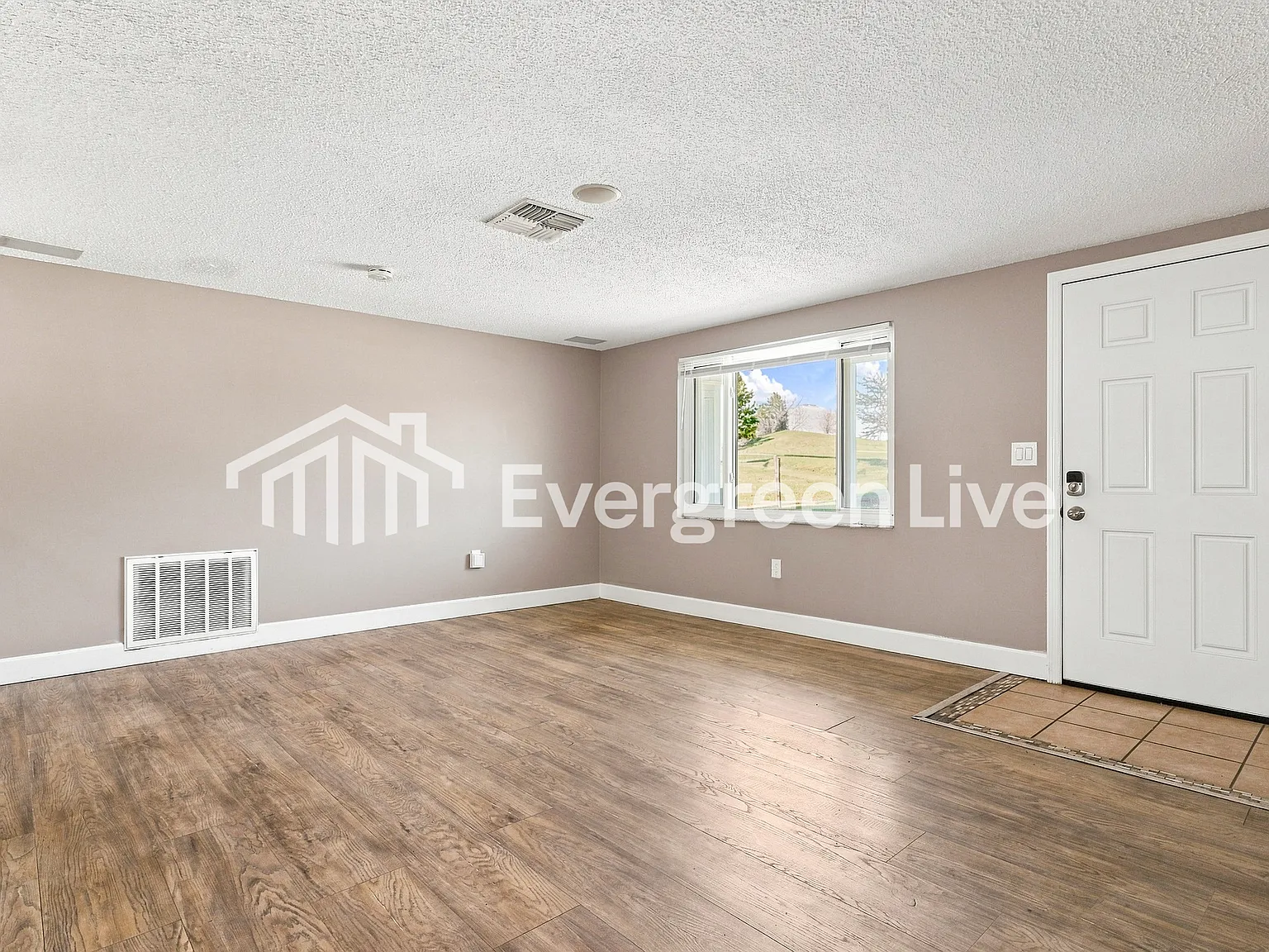 3 bed, 1.0 bath, 1272 sqft, $1,545 — Photo 3