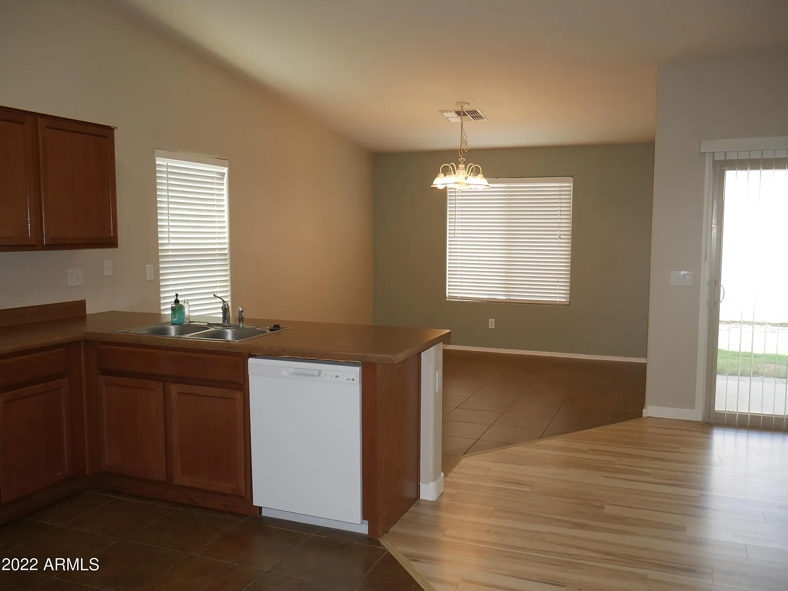 3 bed, 2.0 bath, 1558 sqft, $1,995 — Photo 4