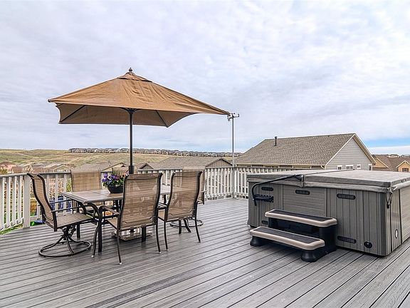 Large deck! Hot tub & views!!