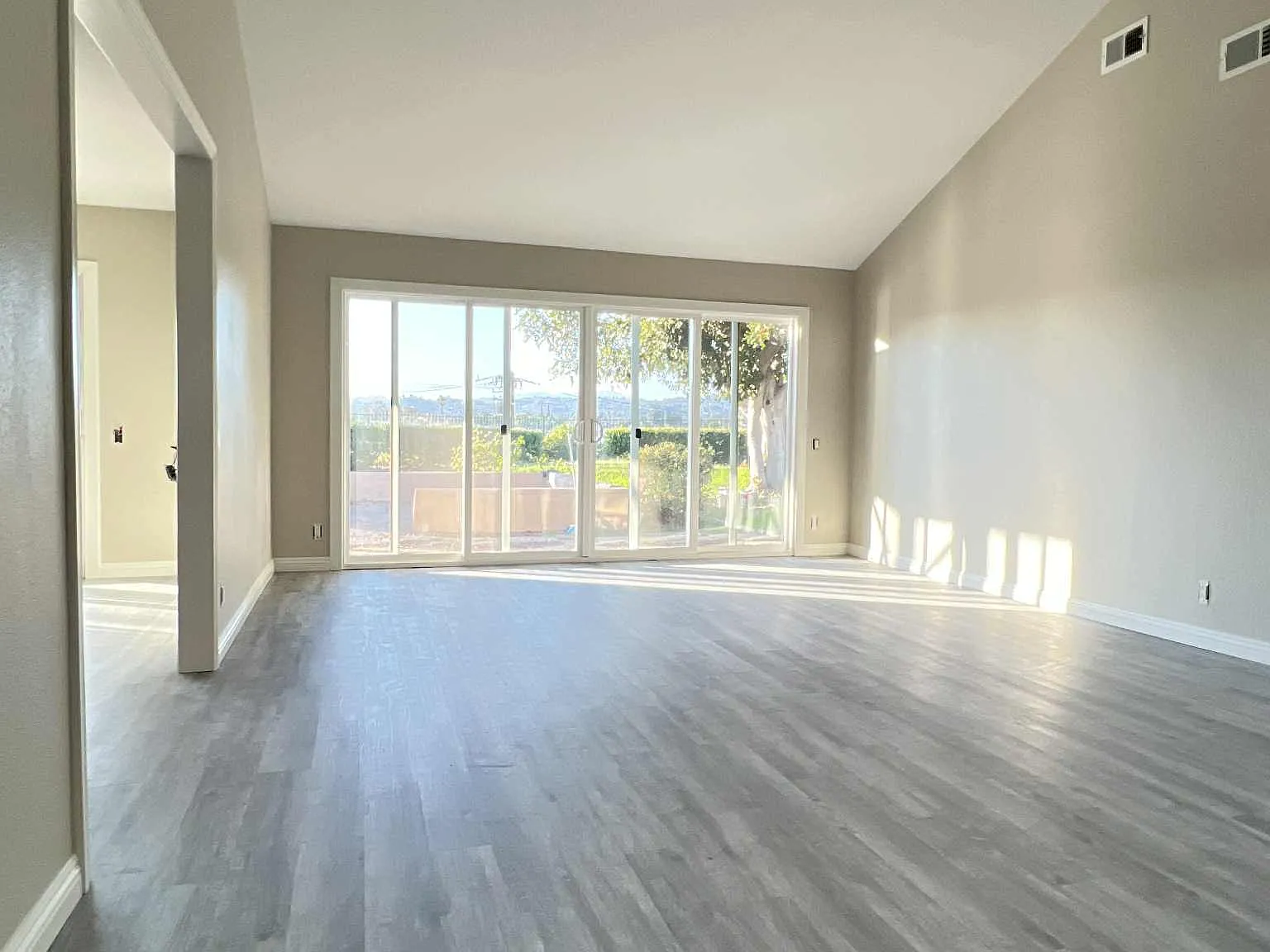 4 bed, 2201 sqft, $4,950 — Photo 4