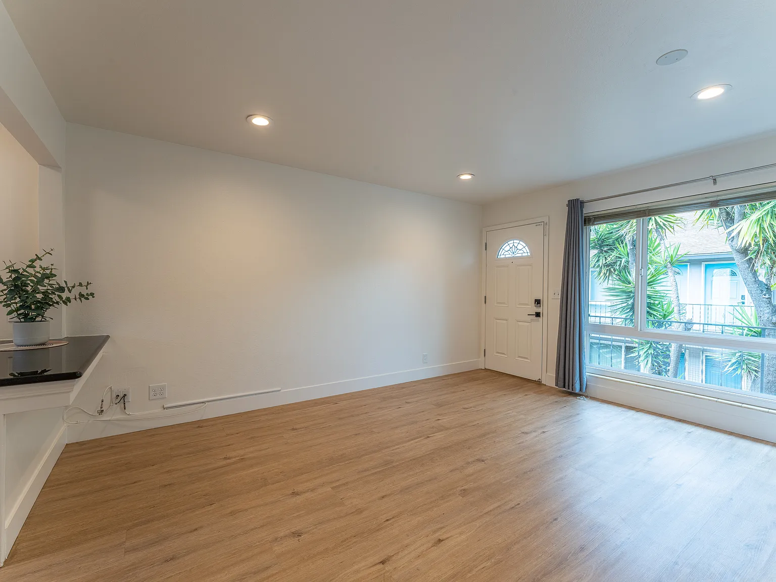 2 bed, 850 sqft, $3,195 — Photo 3