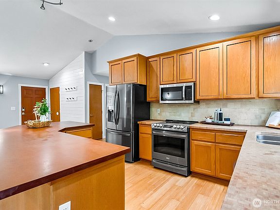 4th image of 5827 176th Drive SE
