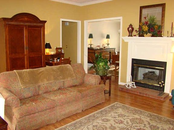 4th image of 407 John Martin Ave