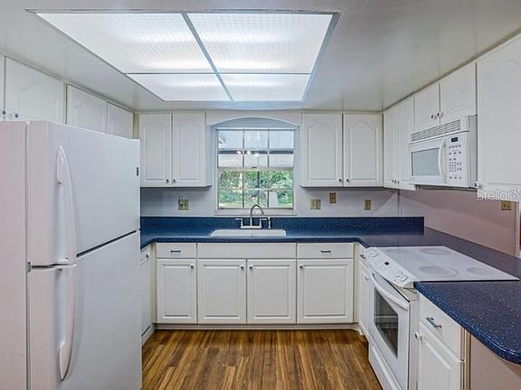 3rd image of 3230 Laurel Dr