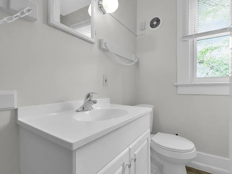 1940 Summit St — Photo 12