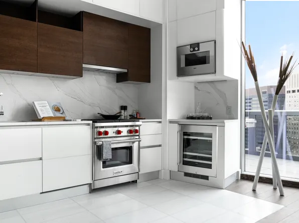 222 East 44th Street image 1 of 17