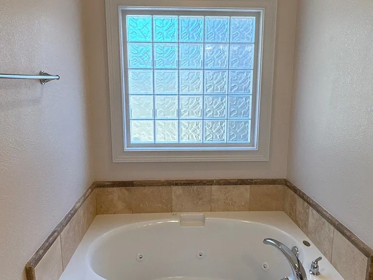 Master Jetted Tub
