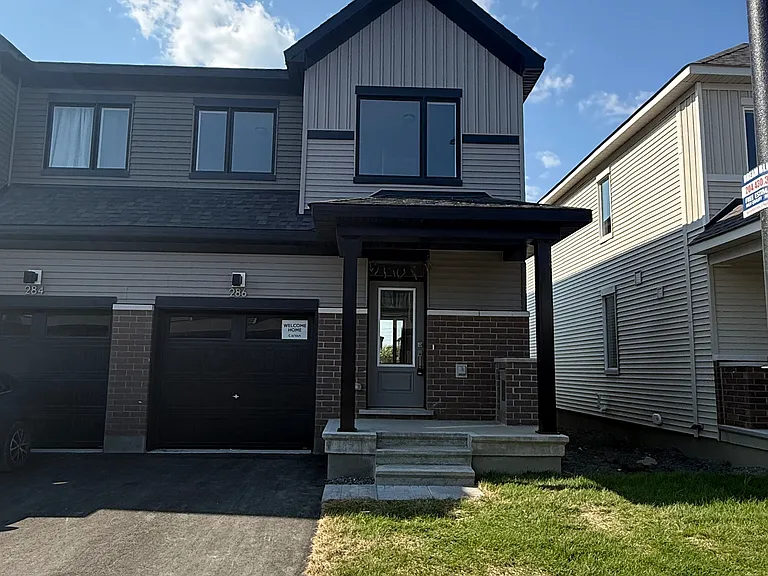 286 Les Emmerson Dr S — Photo 1