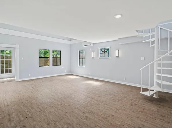 204 E Houston St #B, Highlands, TX 77562