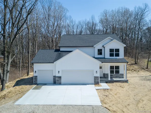 16085 Catalpa Ridge Dr, Holly, MI 48442