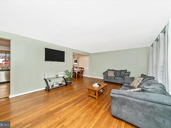 5th image of 5821 Mentana St
