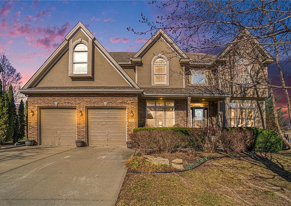 1st image of 304 SW Saddlewood Cir
