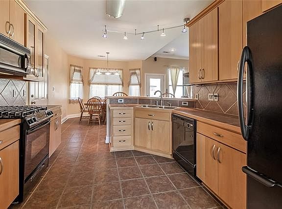 5th image of 370 Autumn Wind Ln