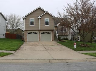 131 N Highland Dr, Raymore, MO 64083