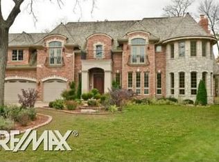 1041 Huckleberry Ln, Glenview, IL 60025