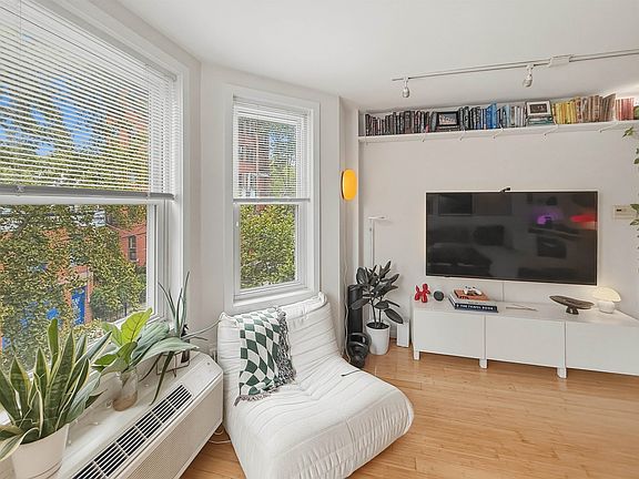 3rd image of 242 Barrow St APT 2A
